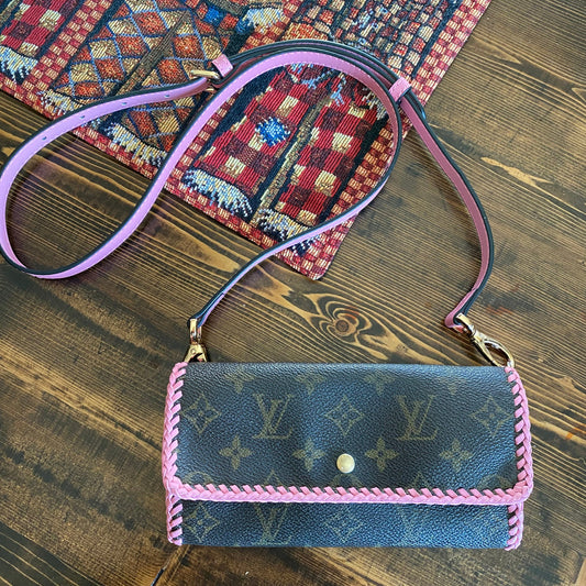 The Junco Wallet Crossbody -Orvis bags Monogram in Pink