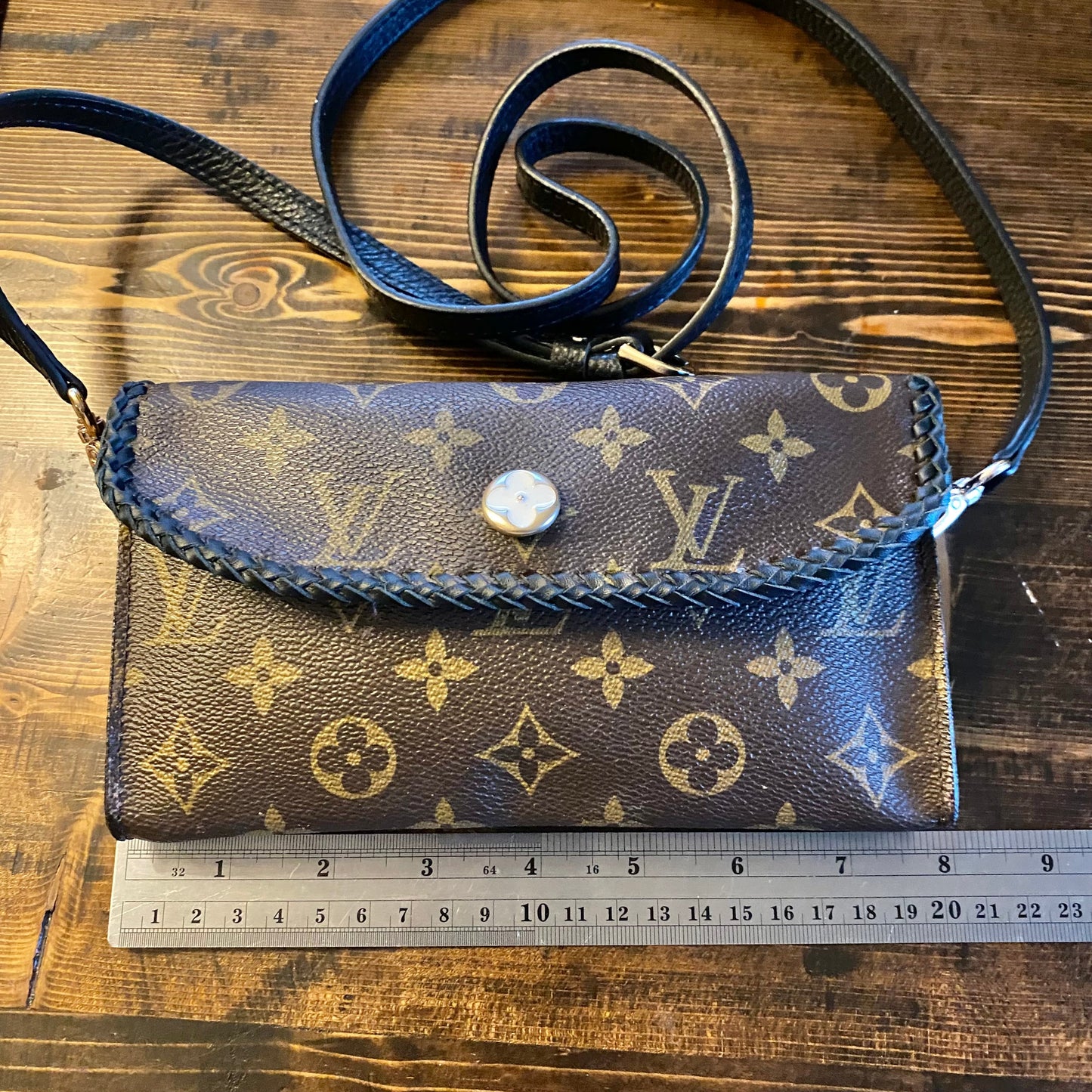 The Junco Crossbody Bag -Orvis bags Monogram in Black