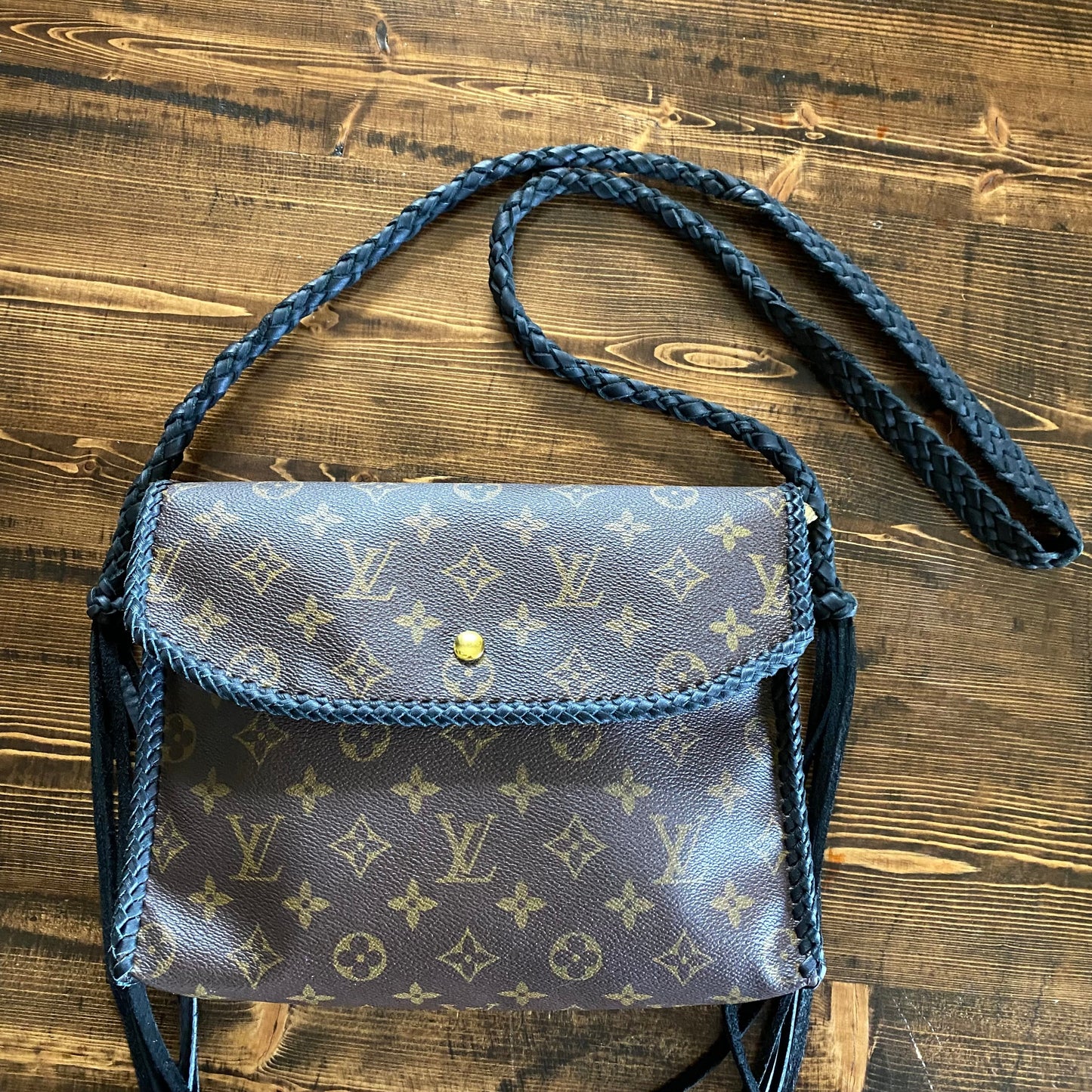 The Swan Messenger -Orvis bags Monogram in Black Crossbody