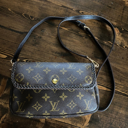 The Junco -Orvis bags Monogram in Brown Crossbody Bag