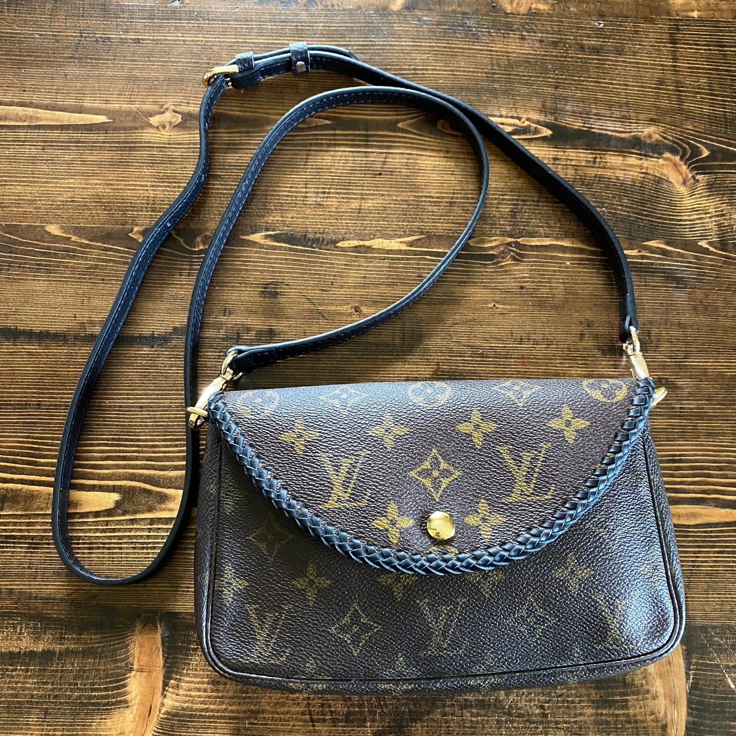 The Junco -Orvis bags Monogram in Black Crossbody Bag