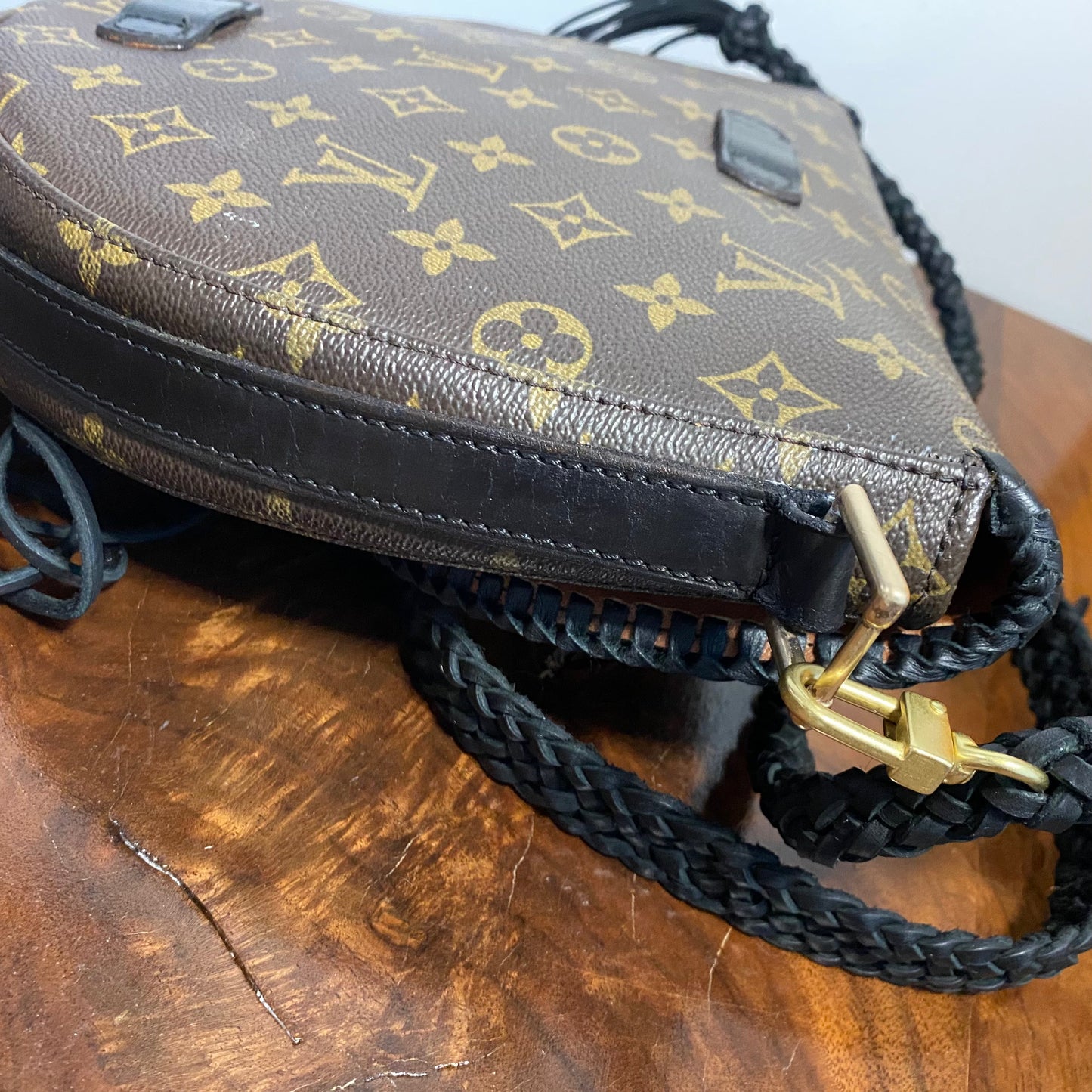 The Dove -Orvis bags Monogram in Black Crossbody