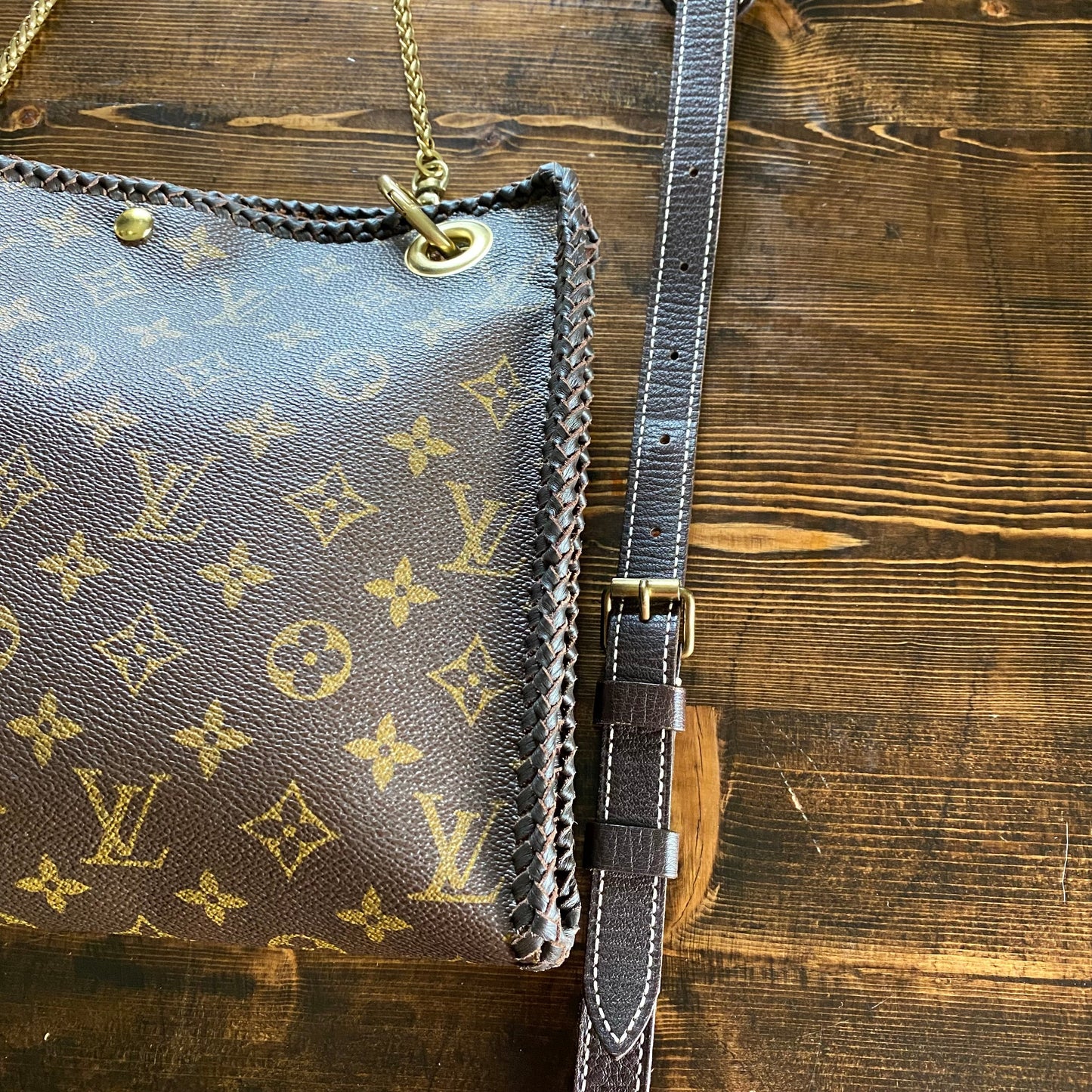 The Swan -Orvis bags Monogram Crossbody