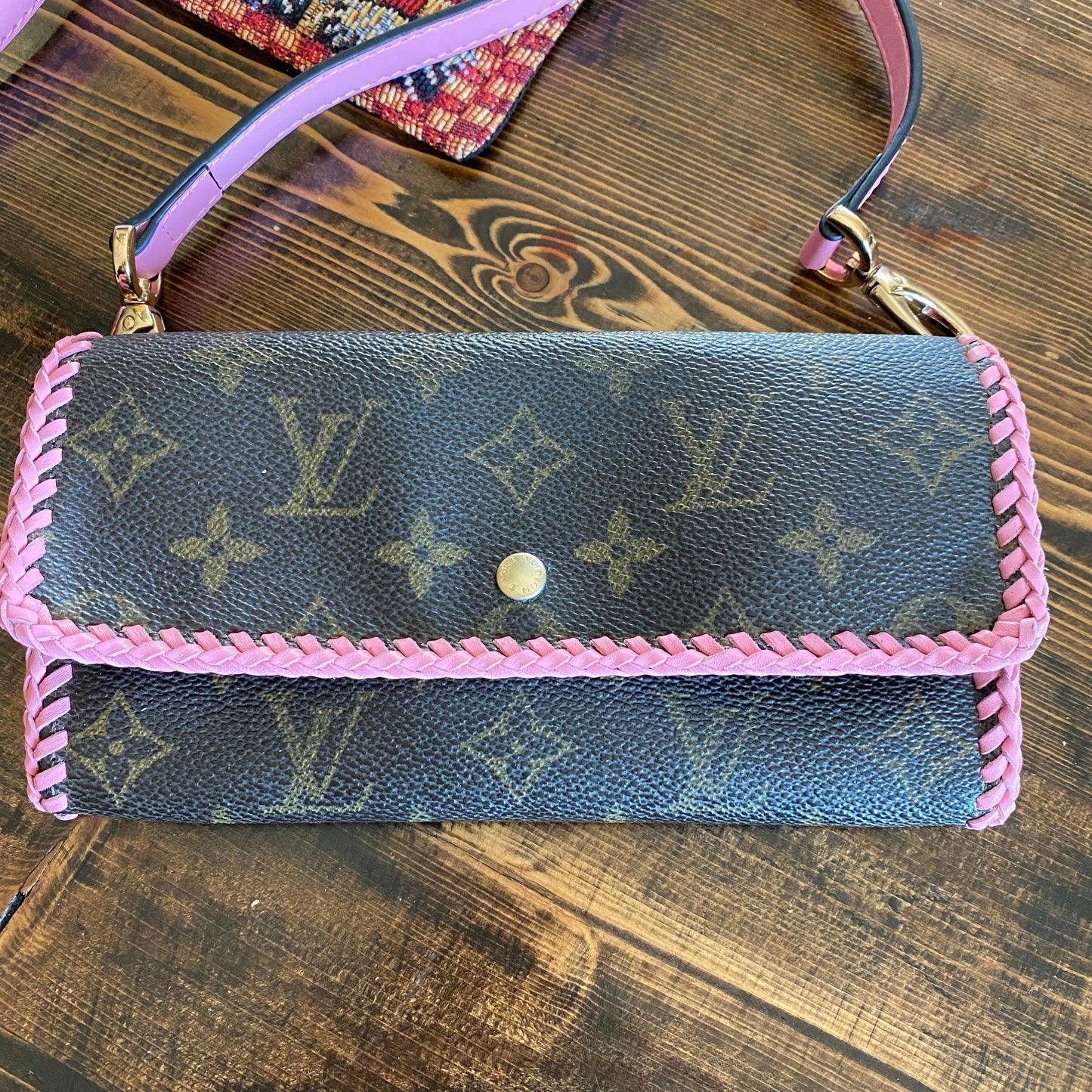 The Junco Wallet Crossbody -Orvis bags Monogram in Pink