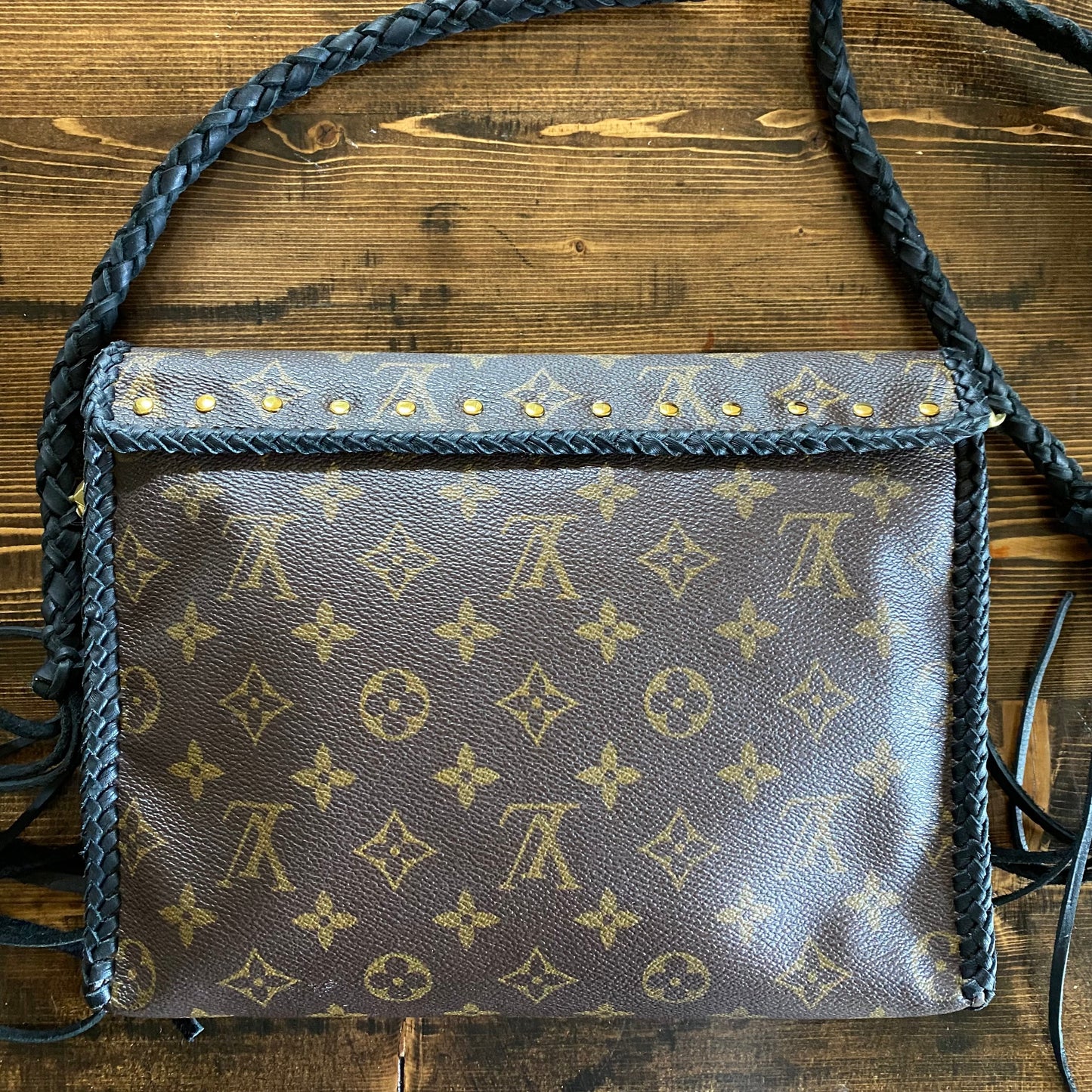 The Swan Messenger -Orvis bags Monogram in Black Crossbody