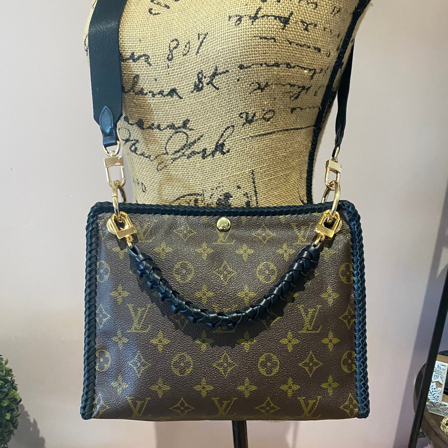 The Swan Crossbody -Orvis bags Monogram in Black