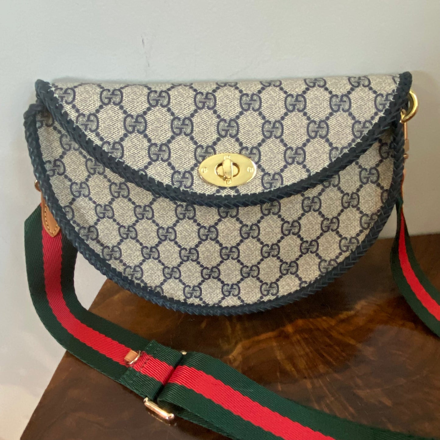 The Dove -Orvis bags Gucci Crossbody in Navy