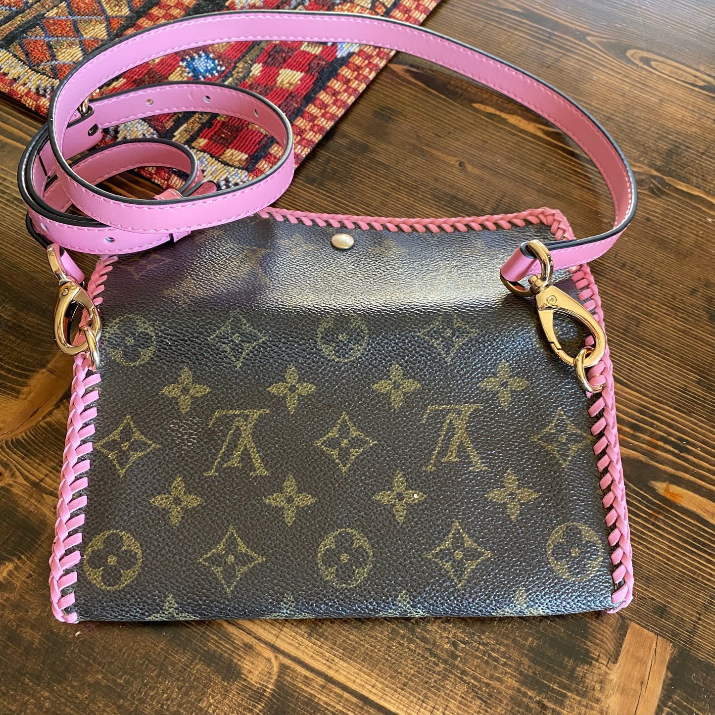 The Junco Wallet Crossbody -Orvis bags Monogram in Pink