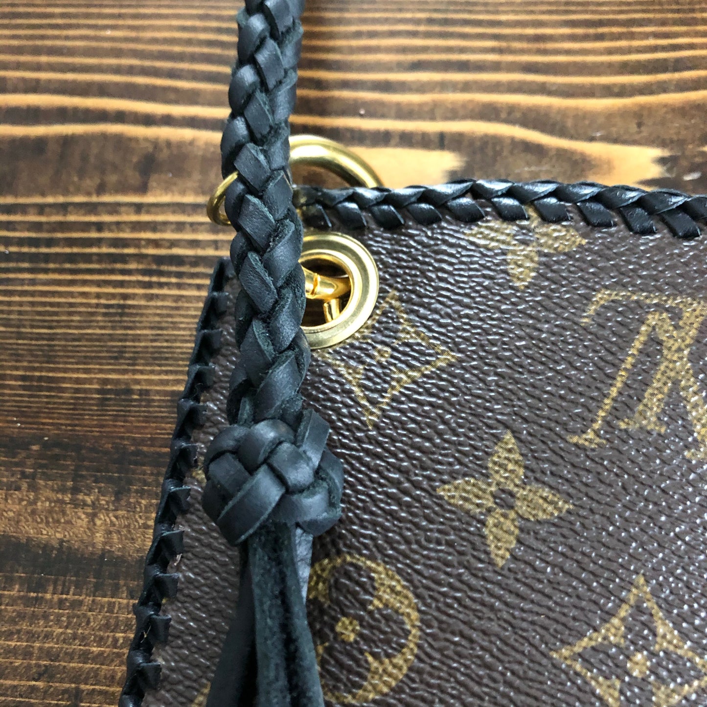 The Nuthatch -Orvis bags Monogram in Black Crossbody