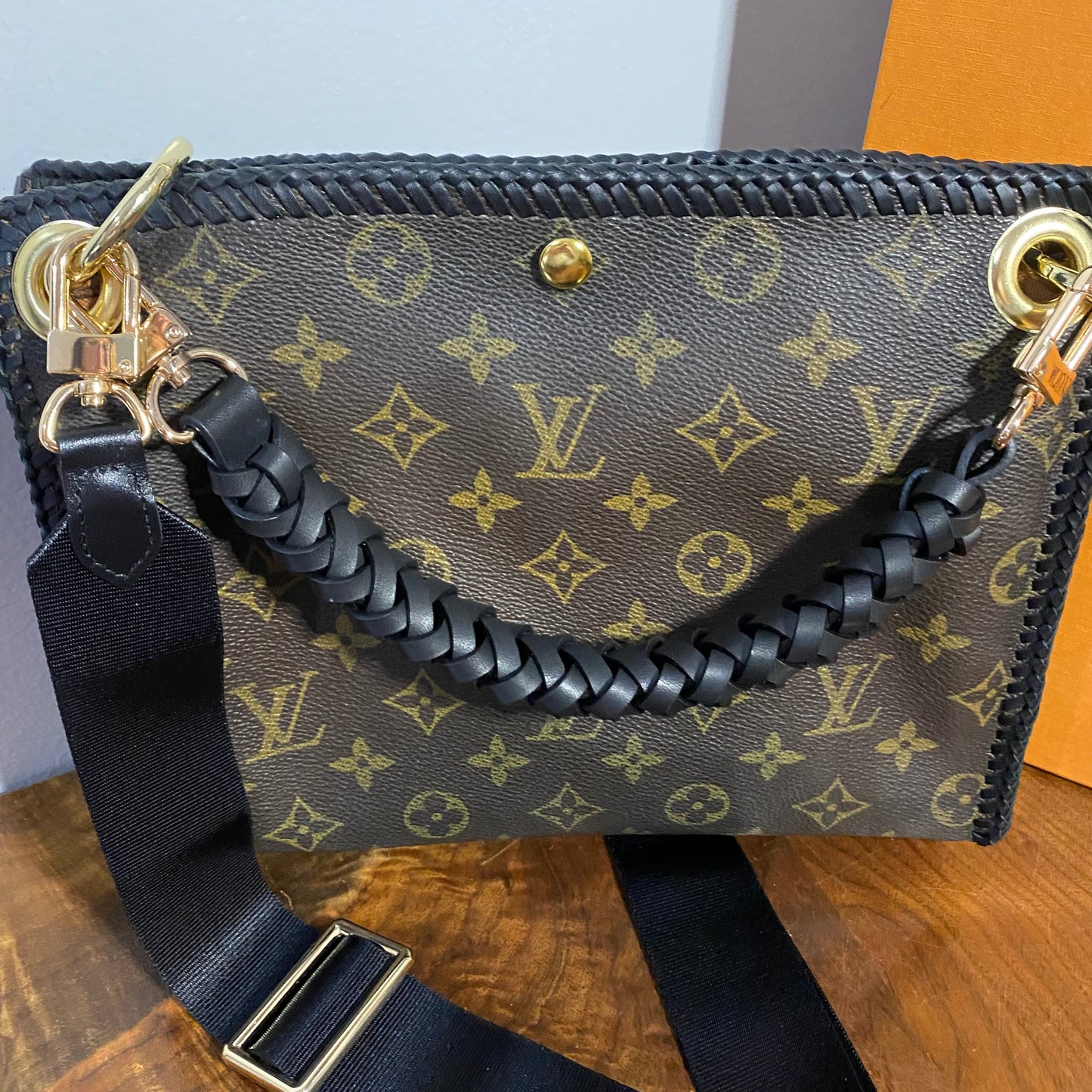 The Swan -Orvis bags Monogram in Black Crossbody