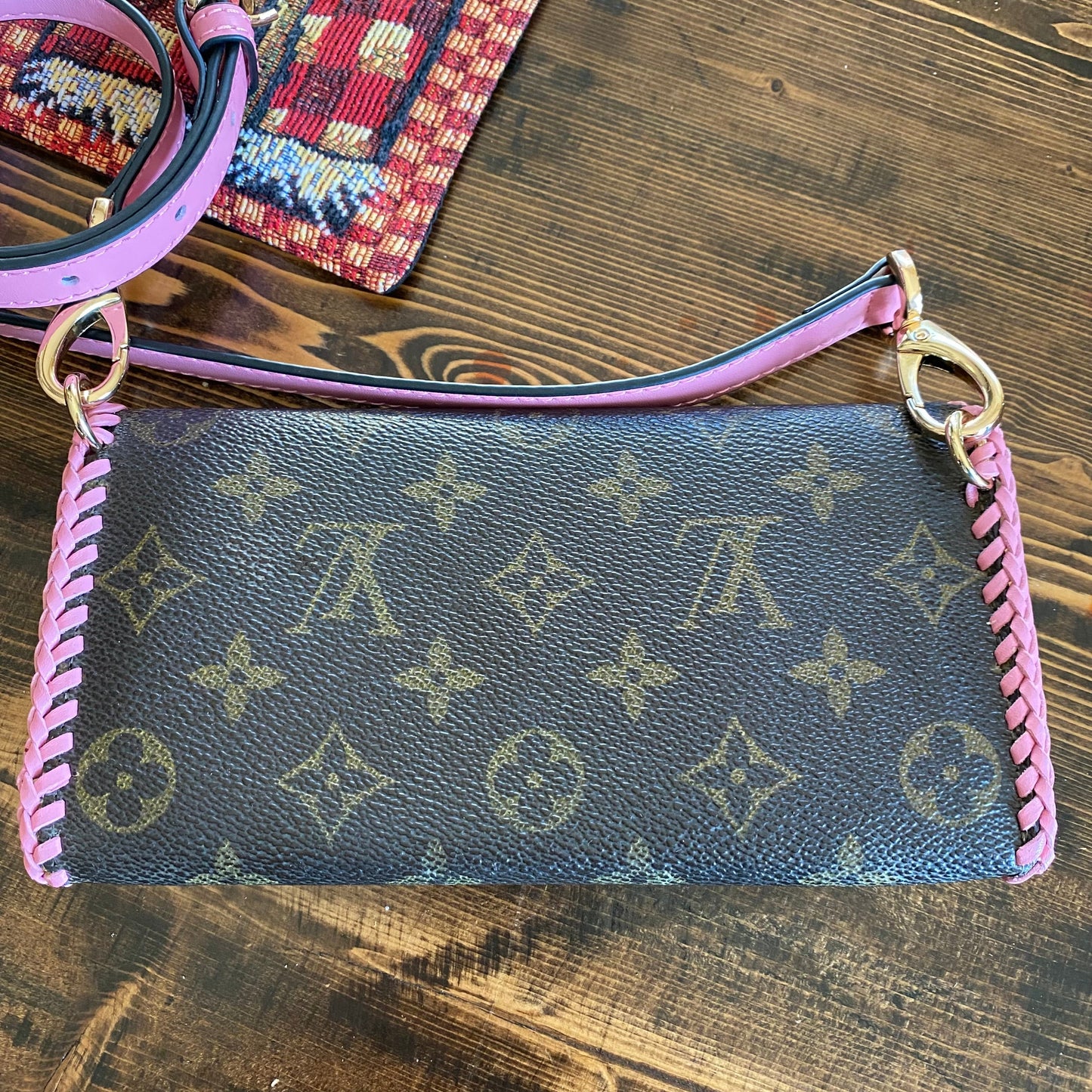 The Junco Wallet Crossbody -Orvis bags Monogram in Pink