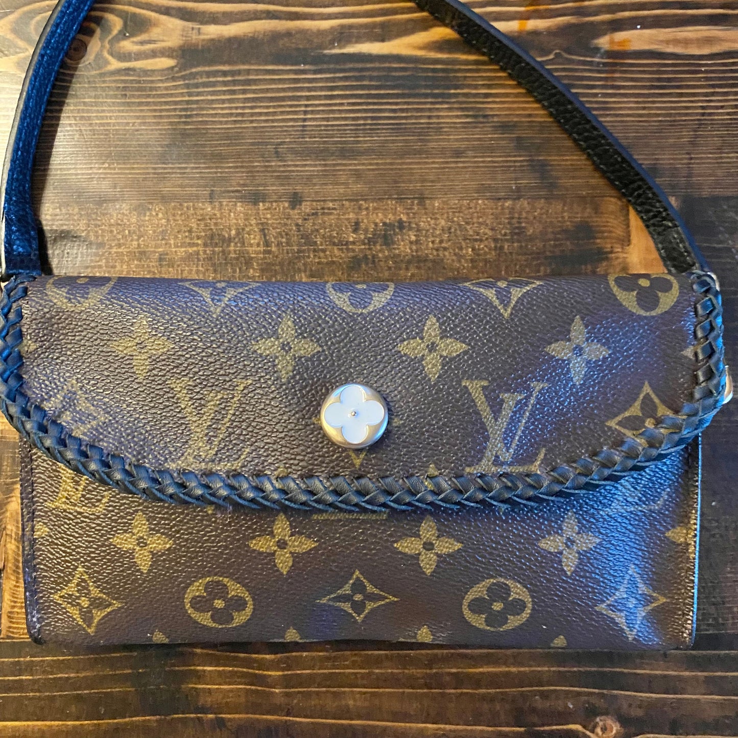 The Junco Crossbody Bag -Orvis bags Monogram in Black