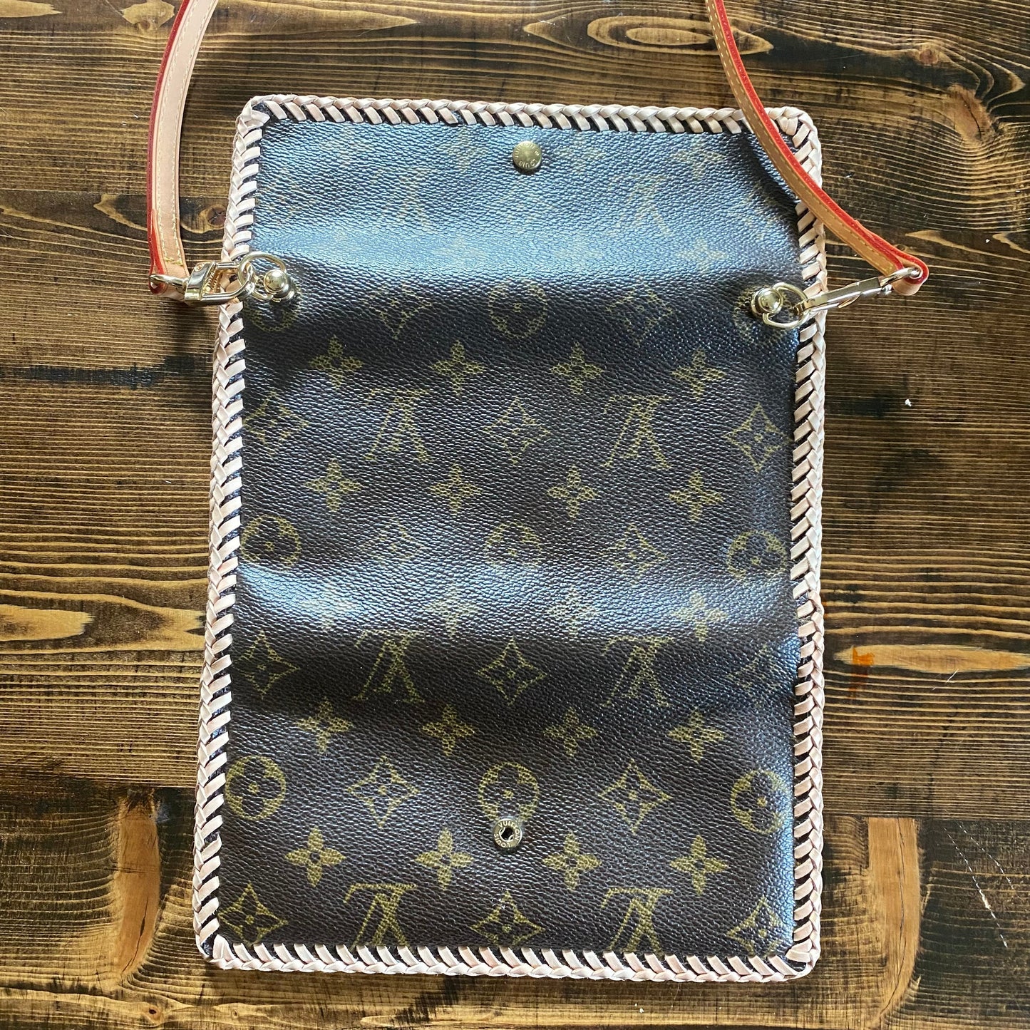 The Junco Wallet Crossbody -Orvis bags Monogram in Vachetta