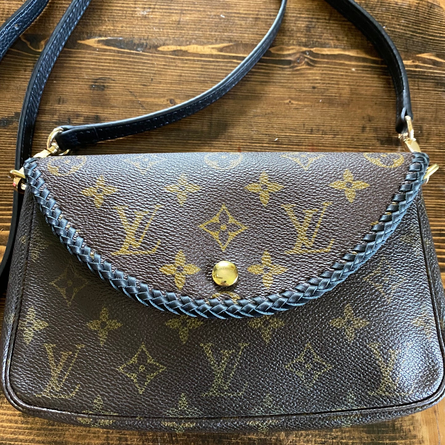 The Junco -Orvis bags Monogram in Black Crossbody Bag