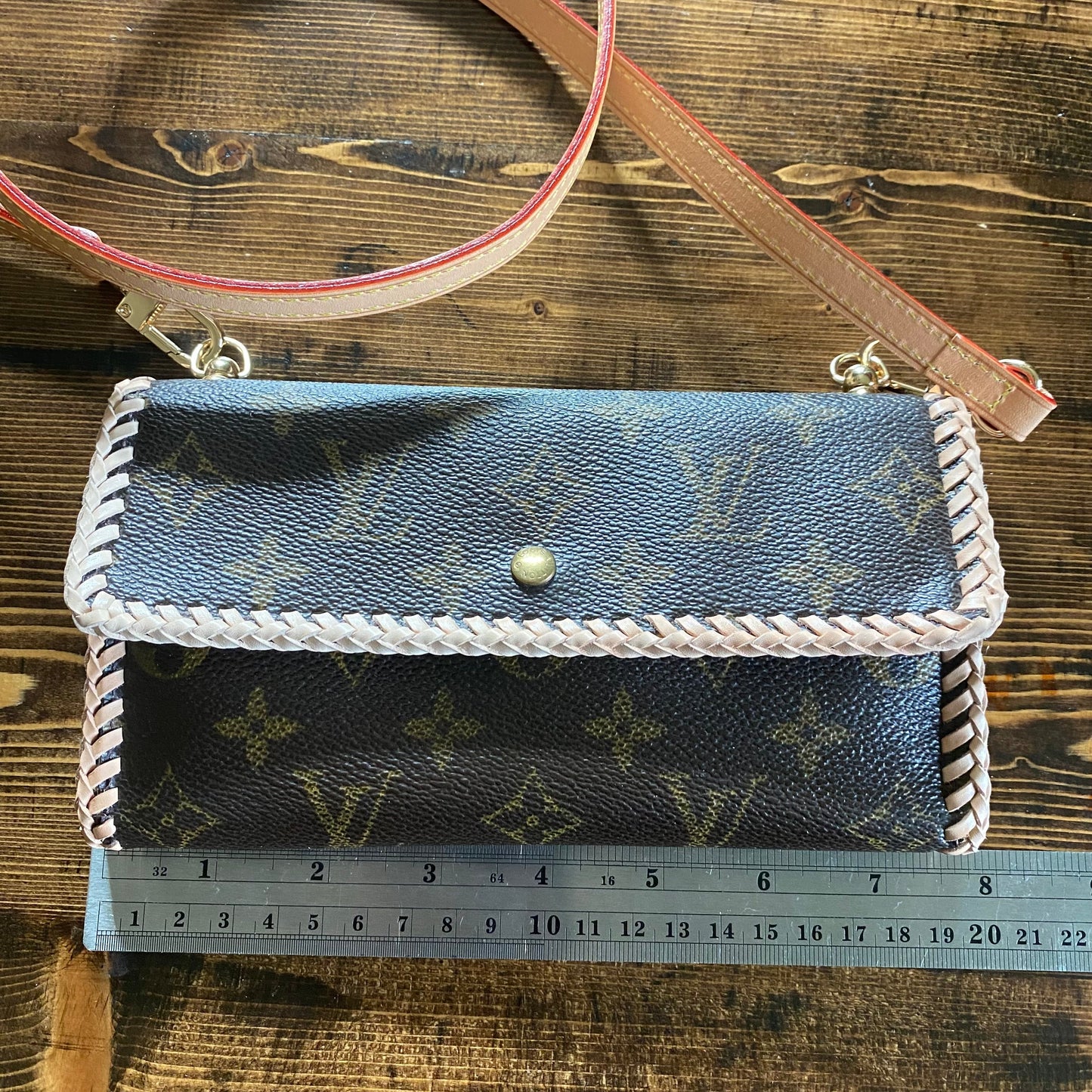 The Junco Wallet Crossbody -Orvis bags Monogram in Vachetta