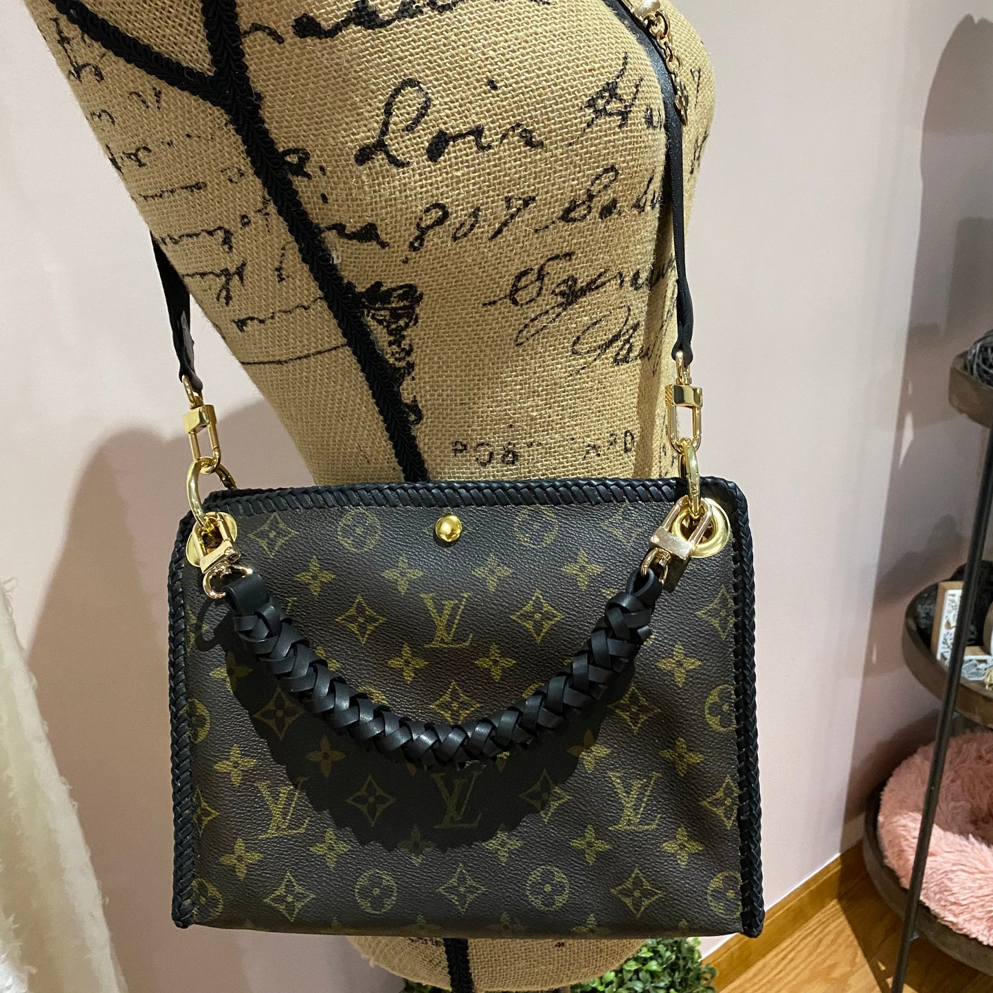 The Swan -Orvis bags Monogram in Black Crossbody