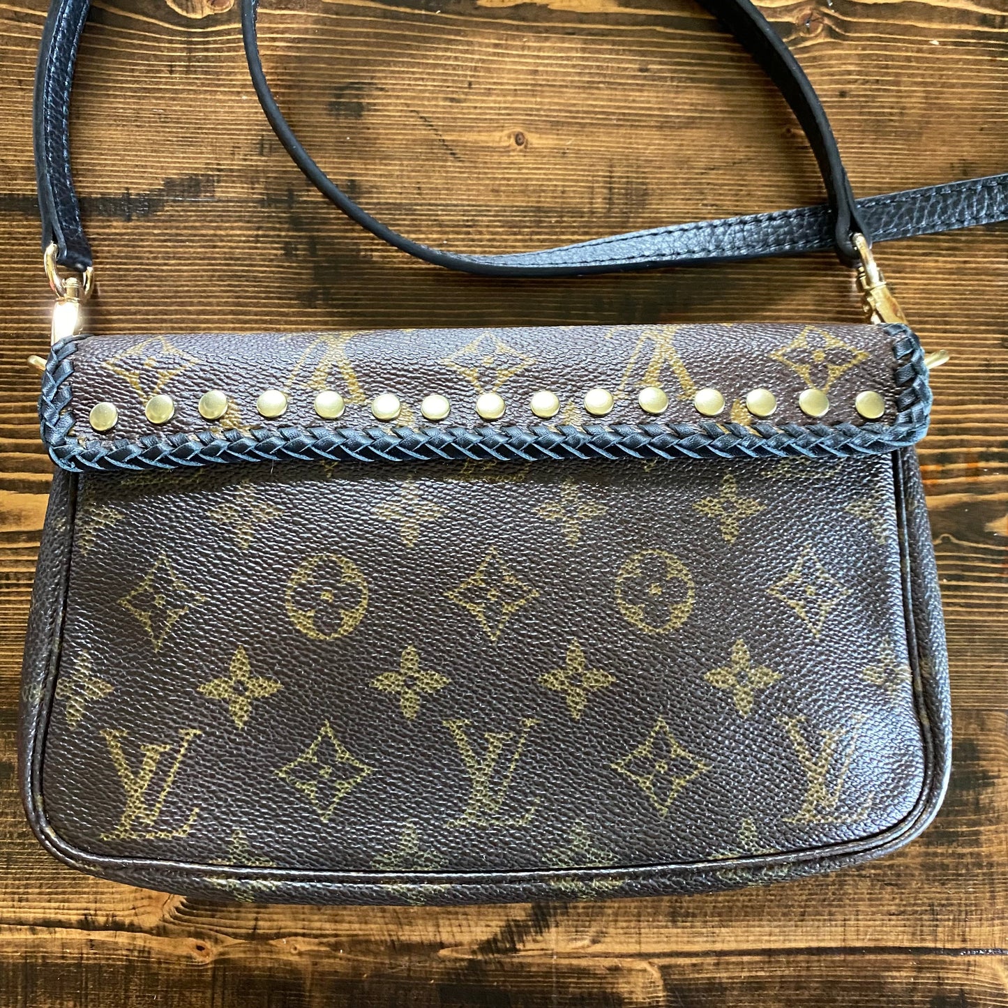 The Junco -Orvis bags Monogram in Black Crossbody Bag
