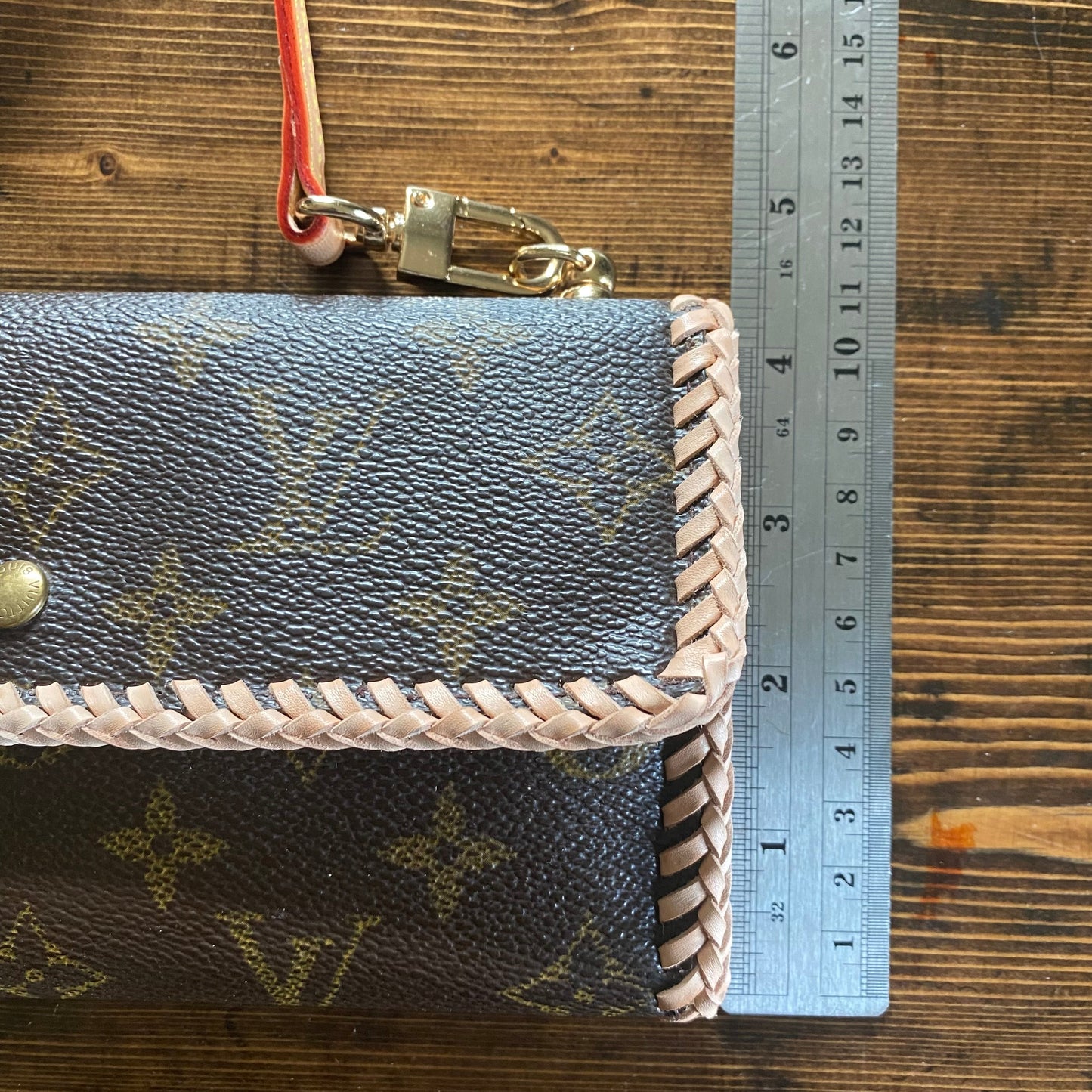 The Junco Wallet Crossbody -Orvis bags Monogram in Vachetta